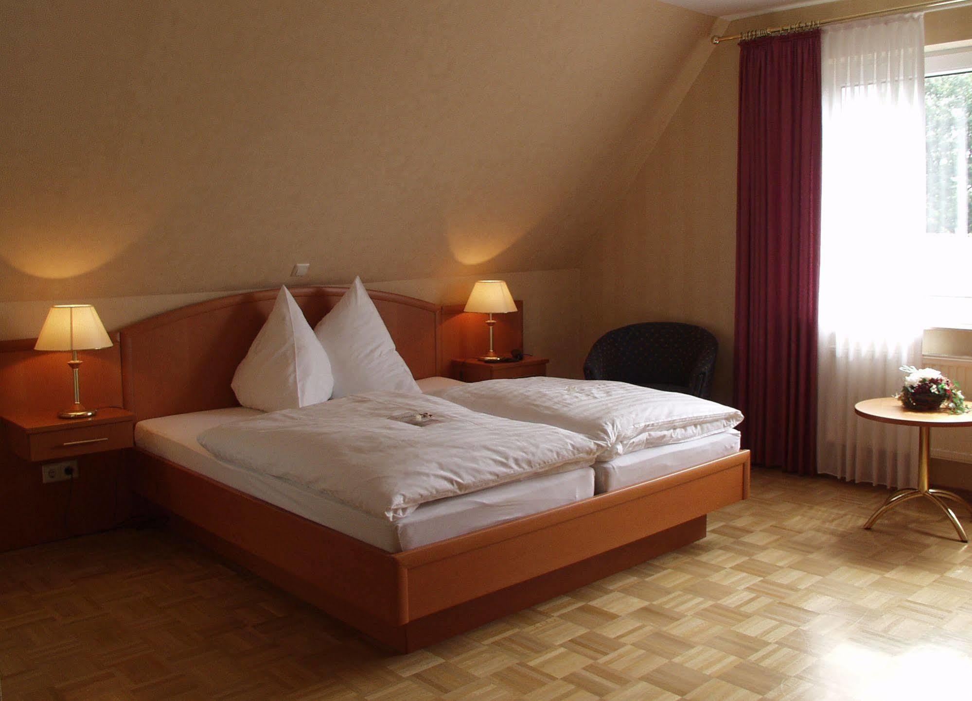 Zur Linde Hotel Heede Eksteriør billede